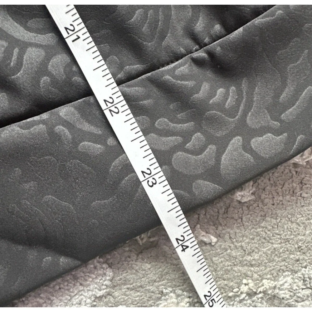 LULULEMON Departure Top Pullover Size 8 Black‎ Long Sleeve Petal Camo Embossed